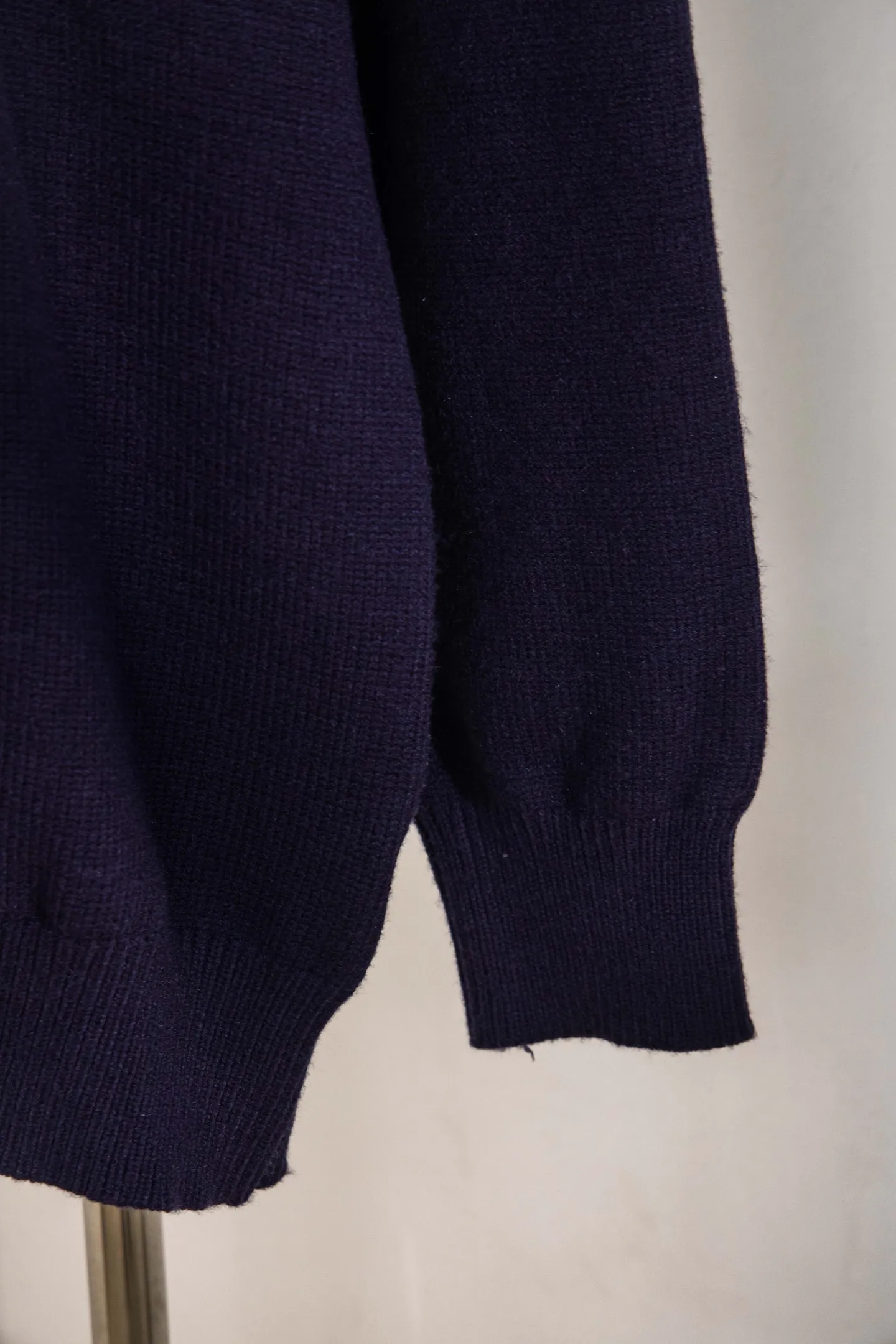P210 Style number: Y197 Ralph Lauren men's crew neck sweater men's hemp flower original collar sweater. The version is really good-looking. It can be worn alone or as a jacket to be worn inside or outside. The upper body shows personal fashion charm. Four colors are available. The same style for men and women. A must-see item for new summer products. Tag, hanging grain, washed, packaging bag, full set of accessories. Very good appearance. Super exquisite workmanship. Size: S-XL